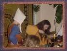 Joanna z Brochowa czuwa nad uczty przebiegiem gociom honor czynic przy stole osobicie posuywszy.